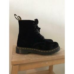 Dr. Martens Velvet