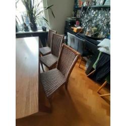 Houten tafel en 6 rieten stoelen