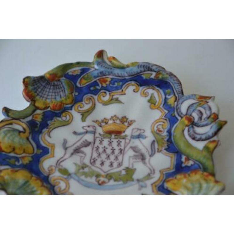 Majolica schaaltje met wapen honden