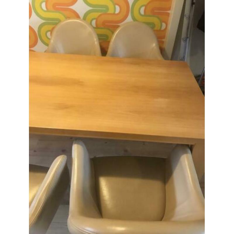 Eettafel met 4 leren stoelen