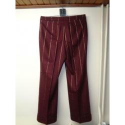 TONI GARD Bordeaux pantalon met goudkleurige krijtstreep