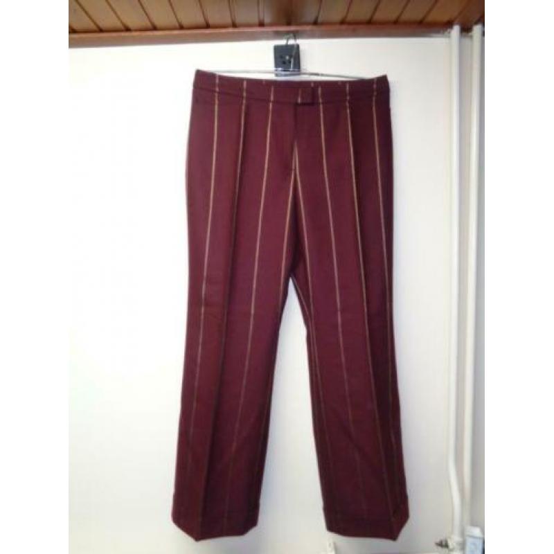 TONI GARD Bordeaux pantalon met goudkleurige krijtstreep