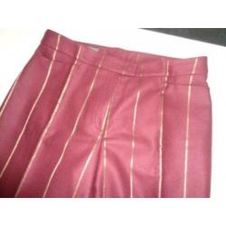 TONI GARD Bordeaux pantalon met goudkleurige krijtstreep