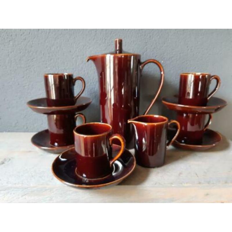 Koffieservies, bruin aardewerk