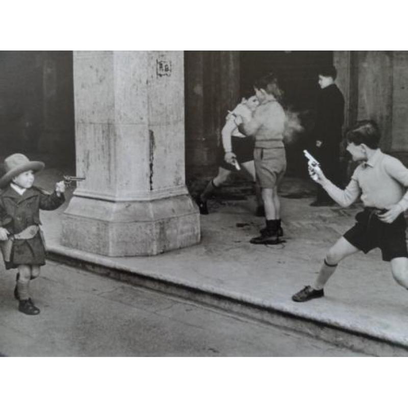 Henri Cartier-Bresson, children playing Cowboys with guns