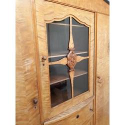 Oude grote kast. Antiek. Hang leg vitrine