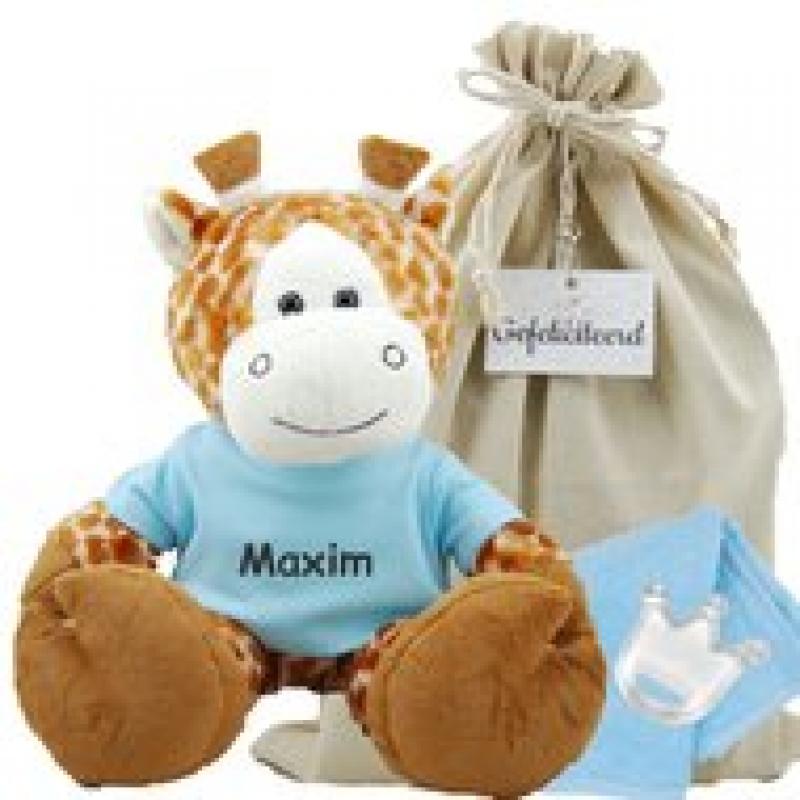 Knuffel Giraf met naam op babyblauw shirtje